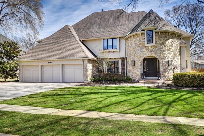 8943 Cedar Dr, Prairie Village, KS 66207