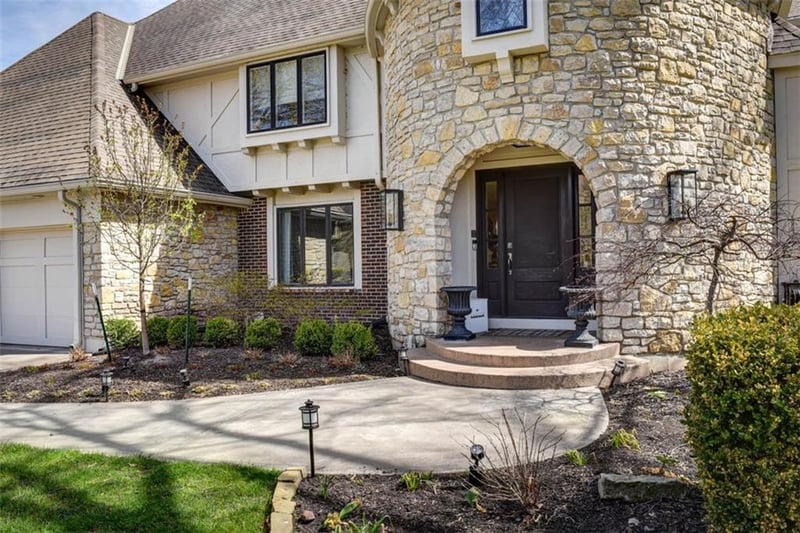 8943 Cedar Dr, Prairie Village, KS 66207