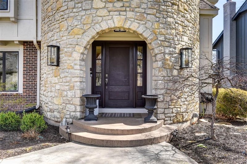 8943 Cedar Dr, Prairie Village, KS 66207