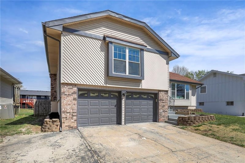 6900 140th Pl, Grandview, MO 64030