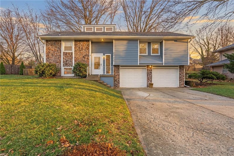3502 Lake Dr, Lee's Summit, MO 64064