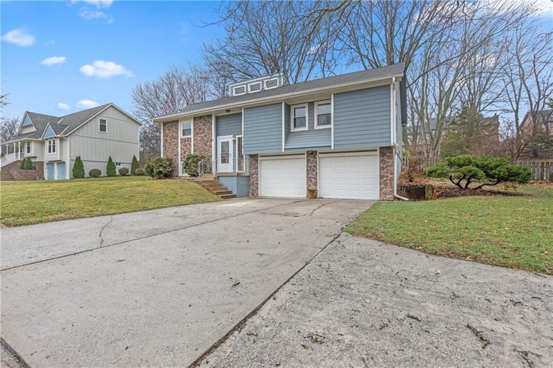 3502 NW Lake Dr, Lee's Summit, MO 64064