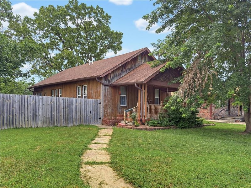 203 Sycamore St, Iola, KS 66749