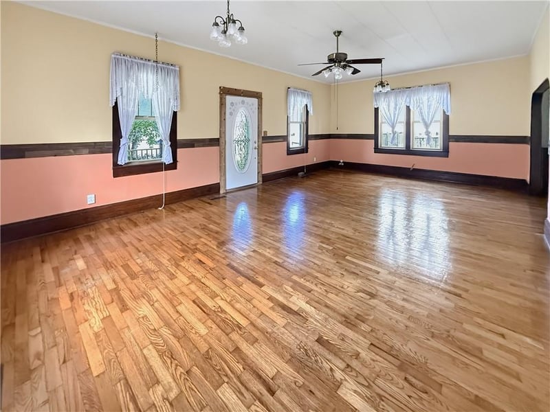 203 Sycamore St, Iola, KS 66749