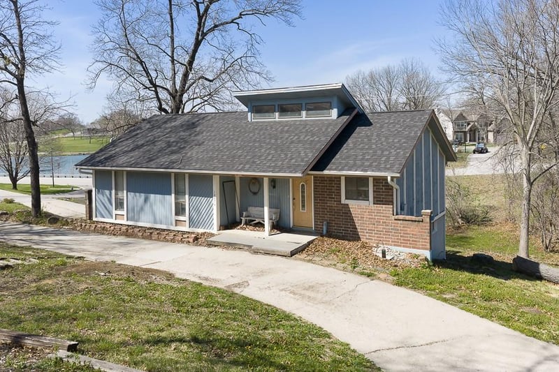 12374 Pinehurst Dr, Kansas City, KS 66109