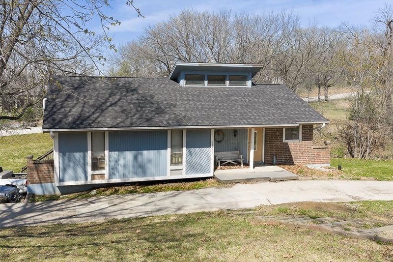 12374 Pinehurst Dr, Kansas City, KS 66109