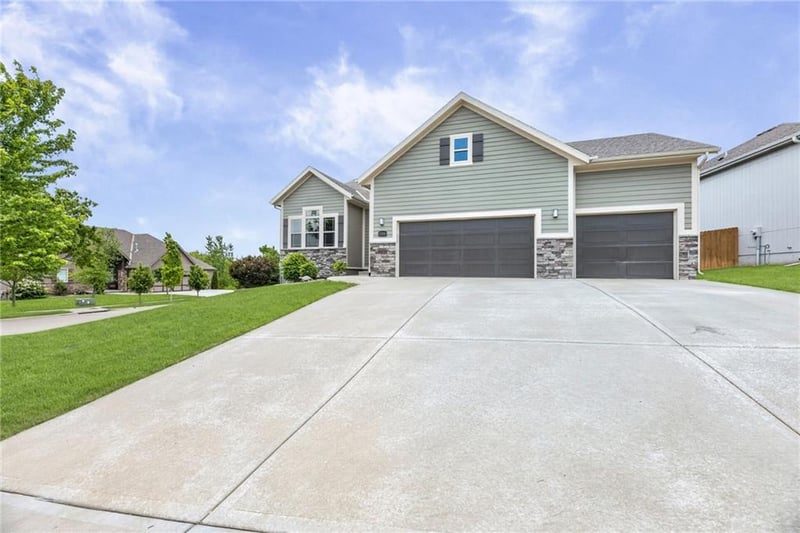 25250 141st Ter, Olathe, KS 66061