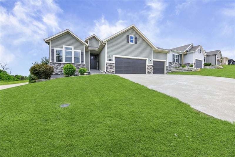 25250 141st Ter, Olathe, KS 66061