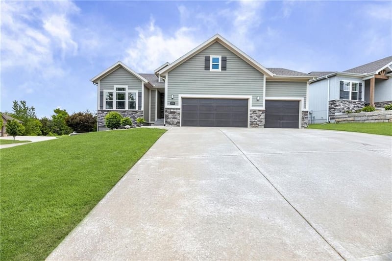 25250 141st Ter, Olathe, KS 66061