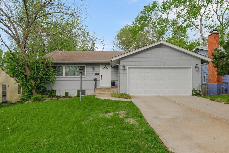 8416 Kenwood Ave, Kansas City, MO 64131