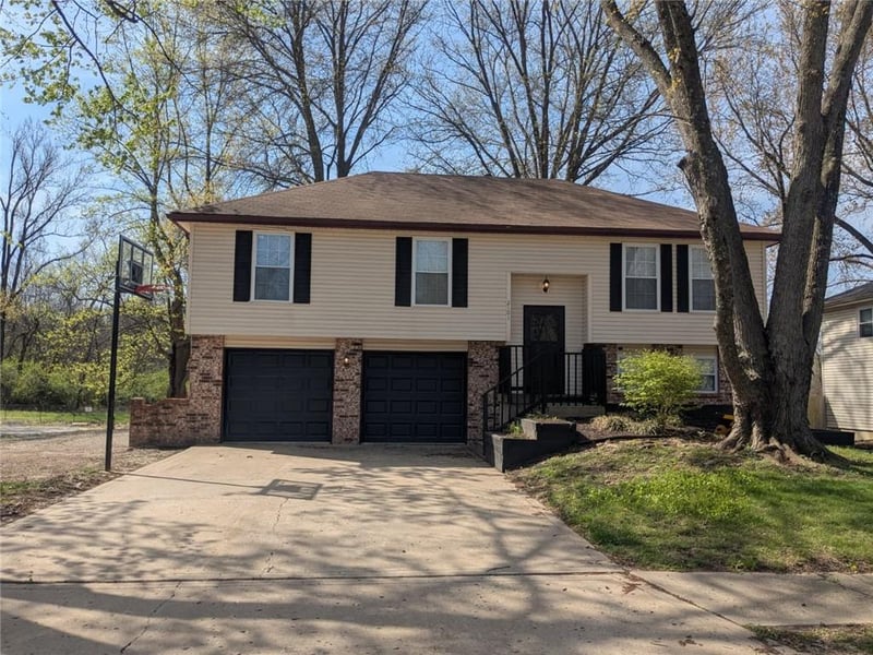 2101 64th Ter, Kansas City, MO 64151