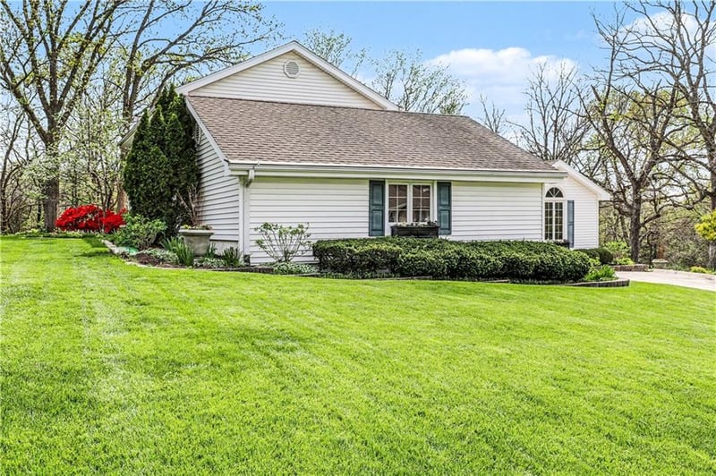 4404 Hickory Ln, Blue Springs, MO 64015