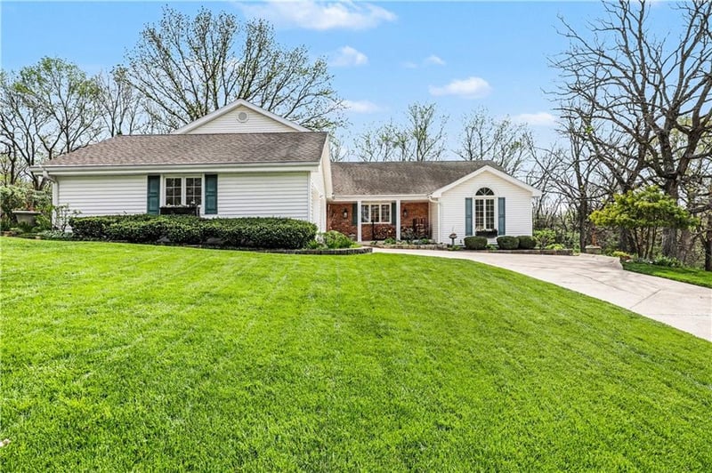 4404 Hickory Ln, Blue Springs, MO 64015