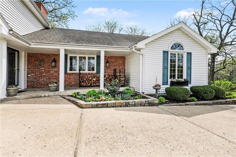 4404 Hickory Ln, Blue Springs, MO 64015