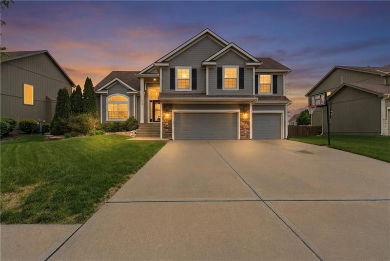 8105 102nd St, Kansas City, MO 64157