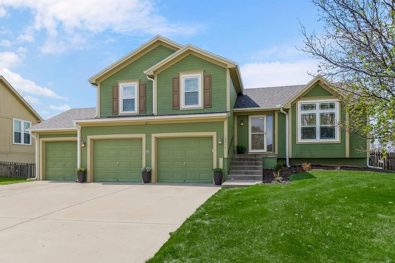 10912 Manchester Ave, Kansas City, MO 64157