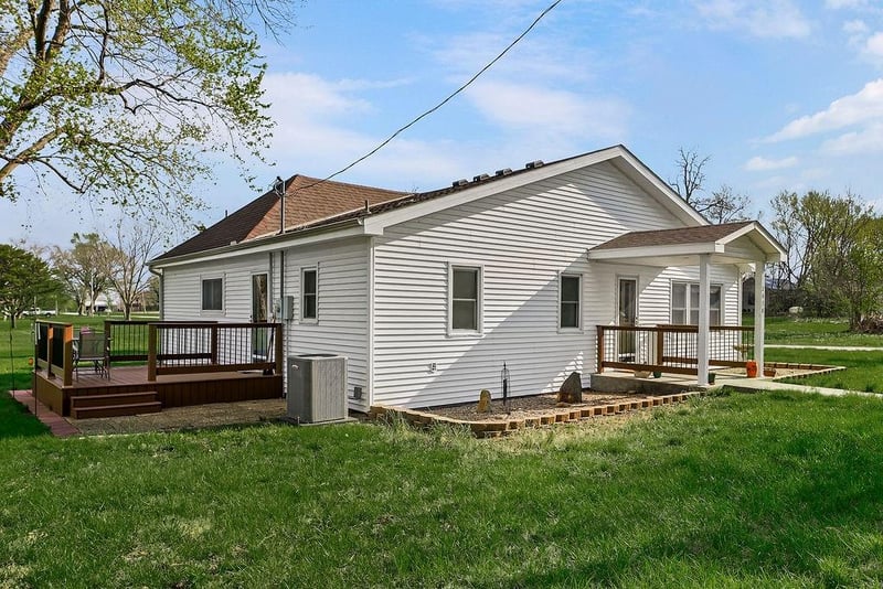 2038 N 1st St, Amoret, MO 64722