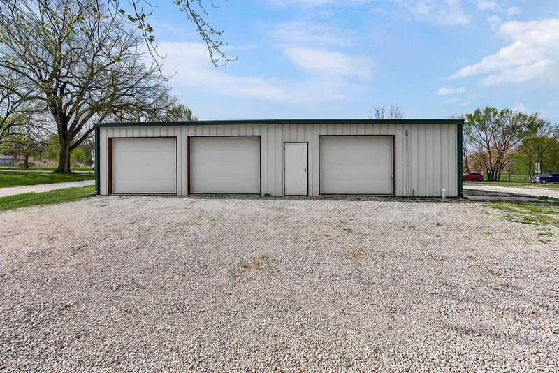 2038 N 1st St, Amoret, MO 64722