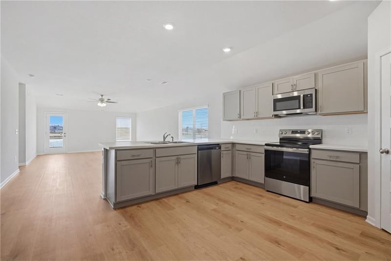 2784 Woodfield Dr, Tonganoxie, KS 66086