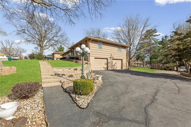 8713 Waverly Ave, Kansas City, KS 66109