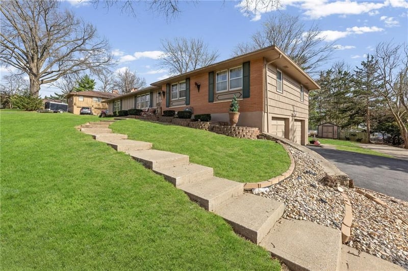 8713 Waverly Ave, Kansas City, KS 66109