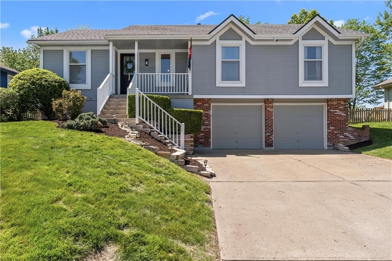 608 Shiloh Dr, Lee's Summit, MO 64063