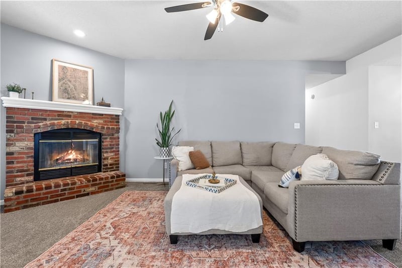 608 Shiloh Dr, Lee's Summit, MO 64063