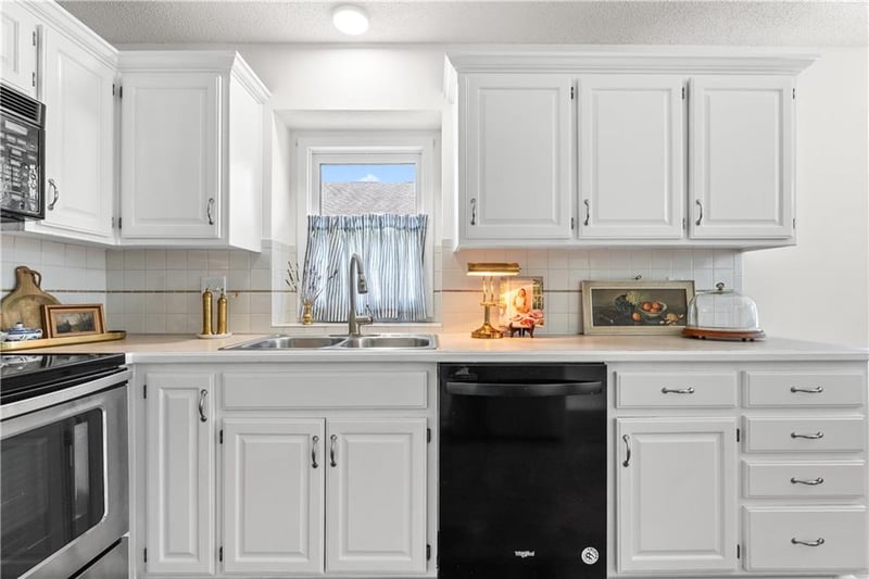608 Shiloh Dr, Lee's Summit, MO 64063