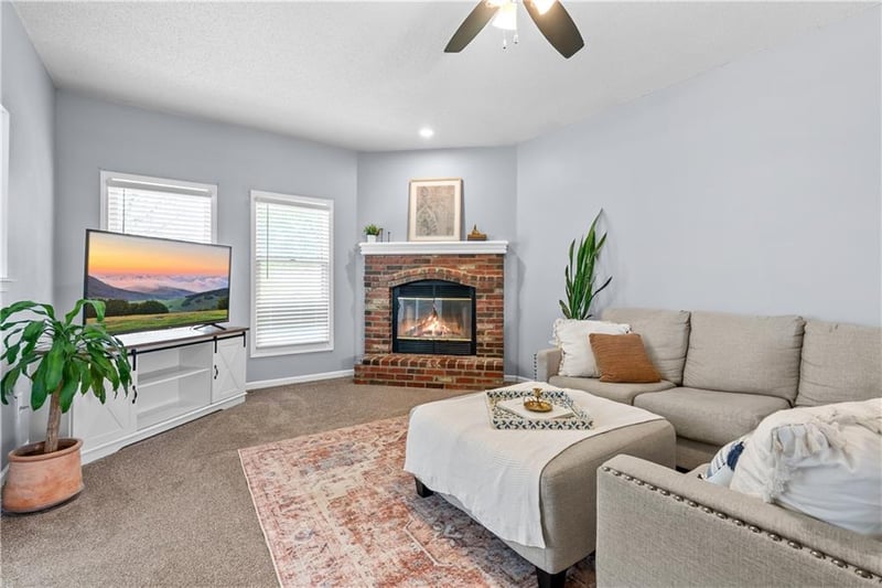 608 Shiloh Dr, Lee's Summit, MO 64063