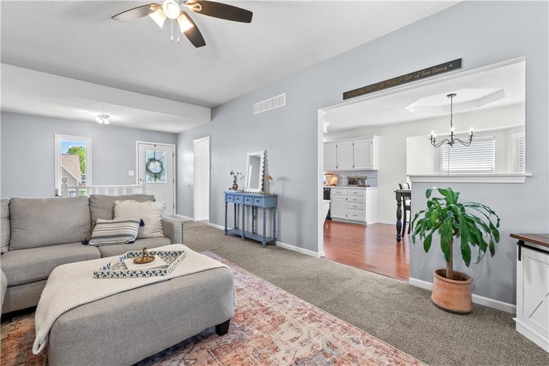 608 Shiloh Dr, Lee's Summit, MO 64063