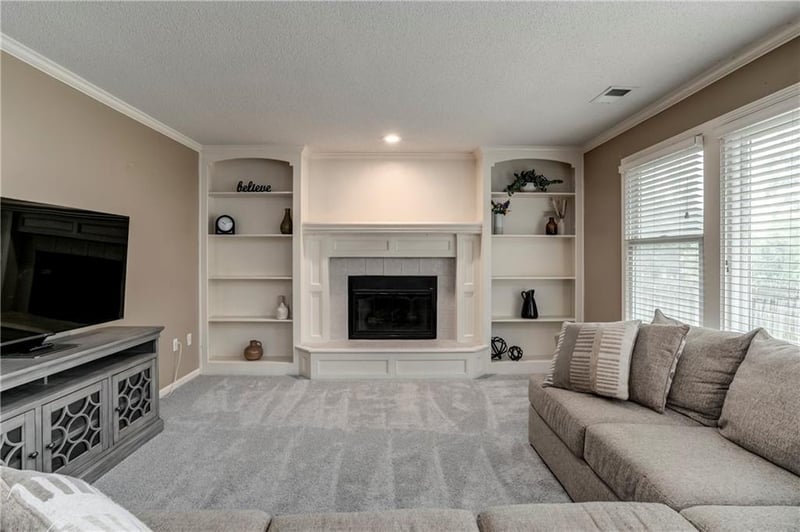 21513 52nd St, Shawnee, KS 66226