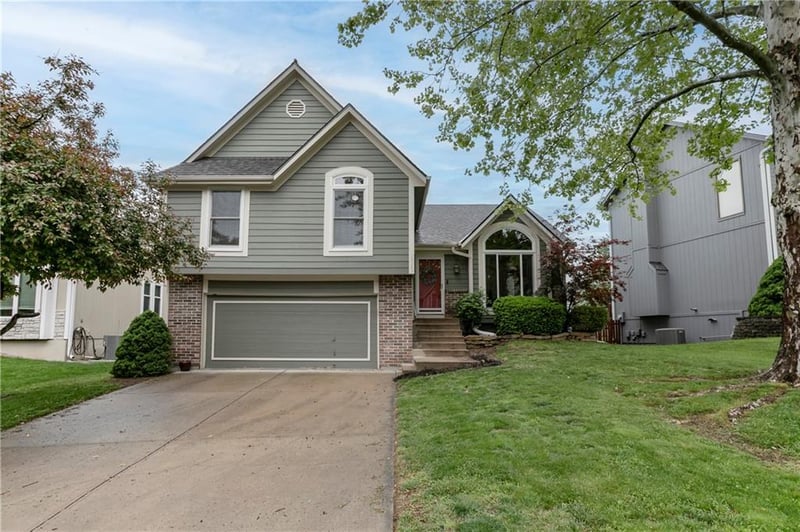 21513 52nd St, Shawnee, KS 66226
