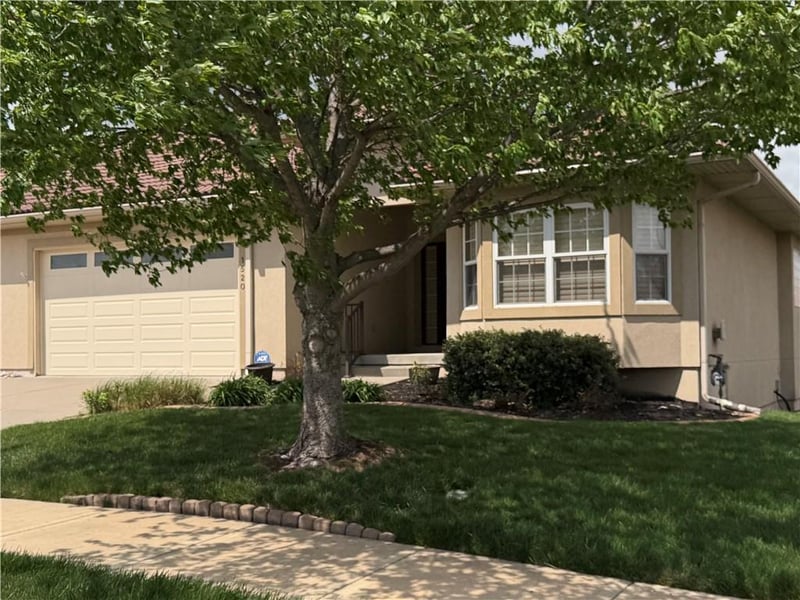 1520 Antiquity Dr, Lee's Summit, MO 64081