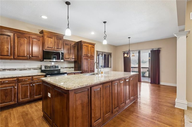 1520 Antiquity Dr, Lee's Summit, MO 64081