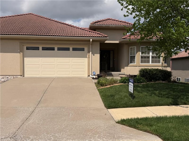 1520 Antiquity Dr, Lee's Summit, MO 64081