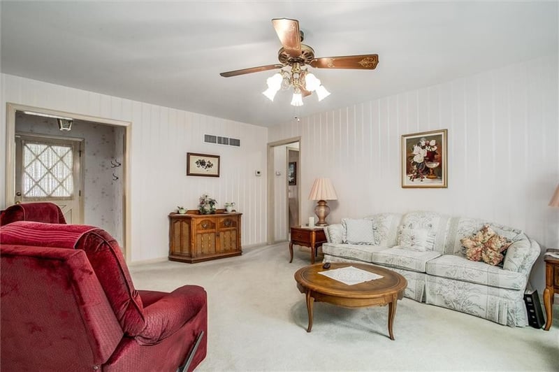 421 Stratford Rd, Lee's Summit, MO 64081