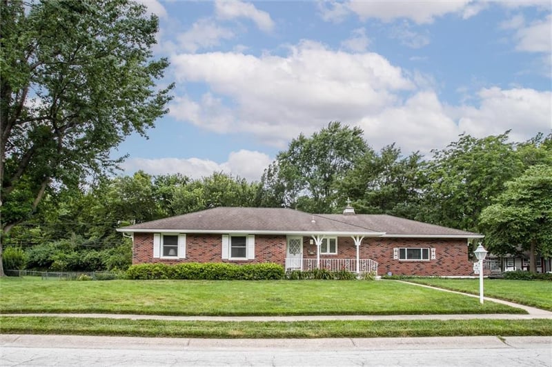 421 Stratford Rd, Lee's Summit, MO 64081