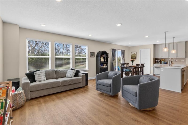 408 Woodview Dr, Raymore, MO 64083