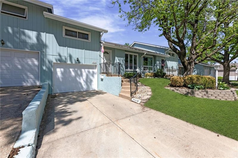 6525 W 49th St, Mission, KS 66202
