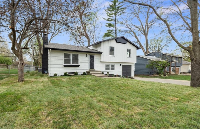 8813 90th Ter, Overland Park, KS 66212