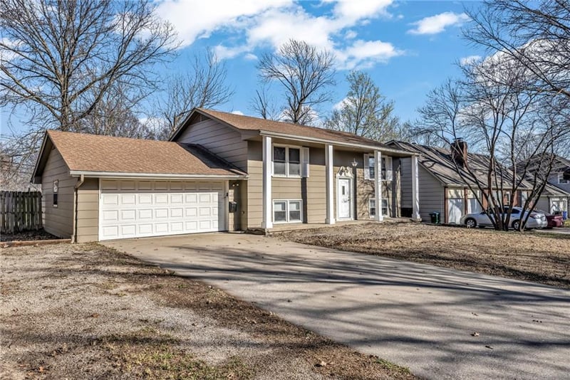 611 Corder St, Lee's Summit, MO 64063