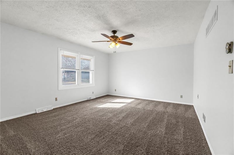 611 Corder St, Lee's Summit, MO 64063