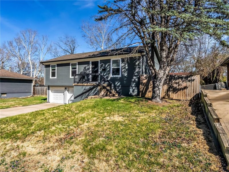 126 4th St, Blue Springs, MO 64057