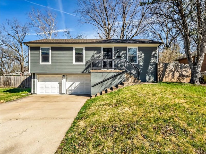 126 4th St, Blue Springs, MO 64057