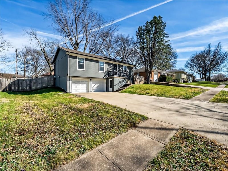 126 4th St, Blue Springs, MO 64057