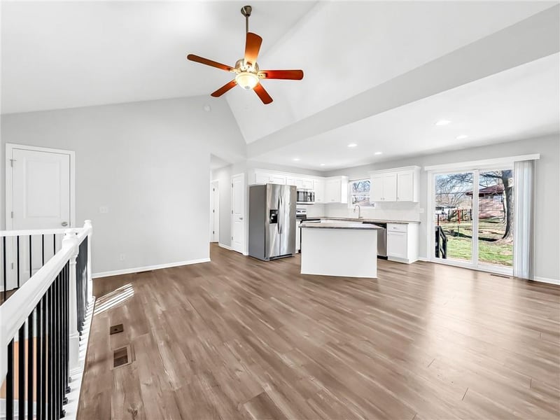 126 4th St, Blue Springs, MO 64057