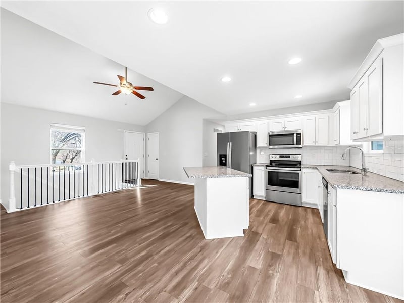126 4th St, Blue Springs, MO 64057