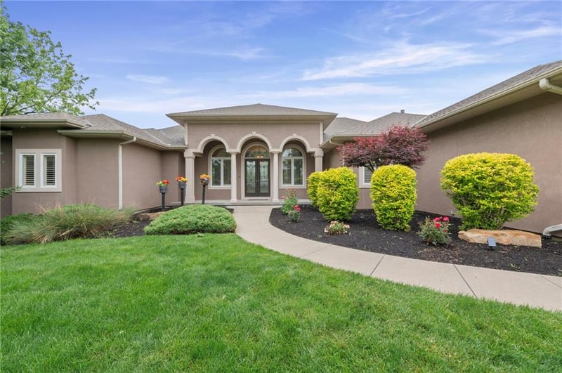 6930 White Pine Cir, Parkville, MO 64152