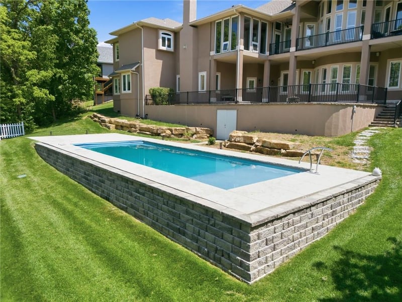 6930 White Pine Cir, Parkville, MO 64152