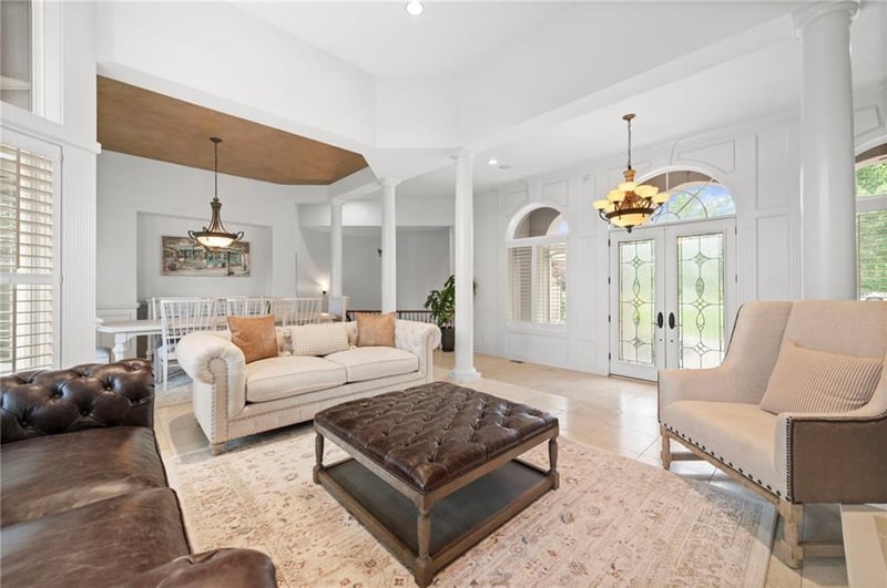 6930 White Pine Cir, Parkville, MO 64152